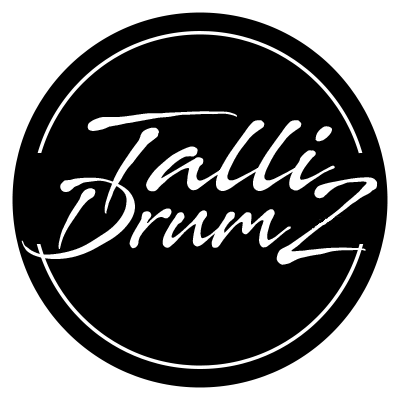 Czarno-białe logo 'Talli Drumz' w okręgu.