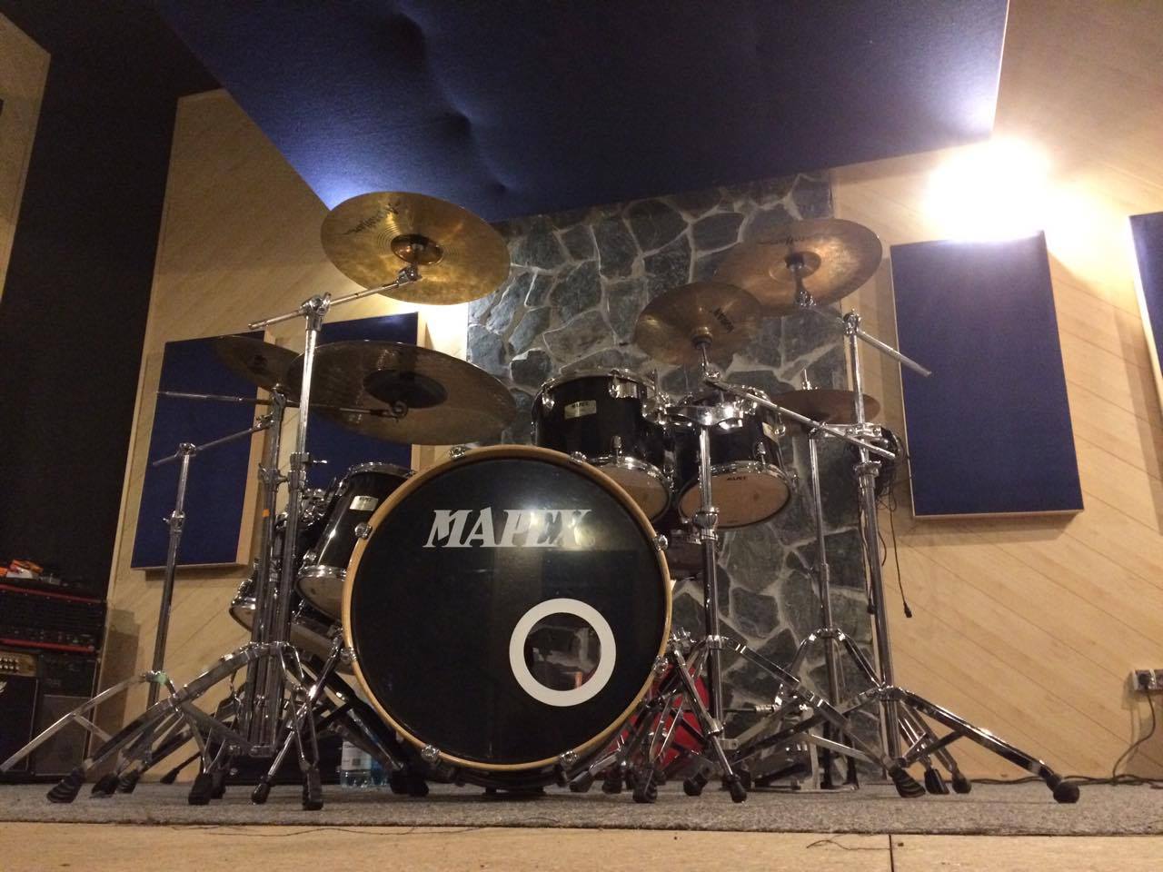 Zestaw perkusyjny Mapex w studiu nagraniowym z panelami akustycznymi na ścianach.
