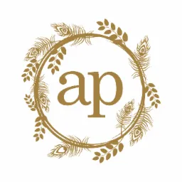 Złoty monogram 'ap' w okręgu z piór pawich i gałązek na białym tle.