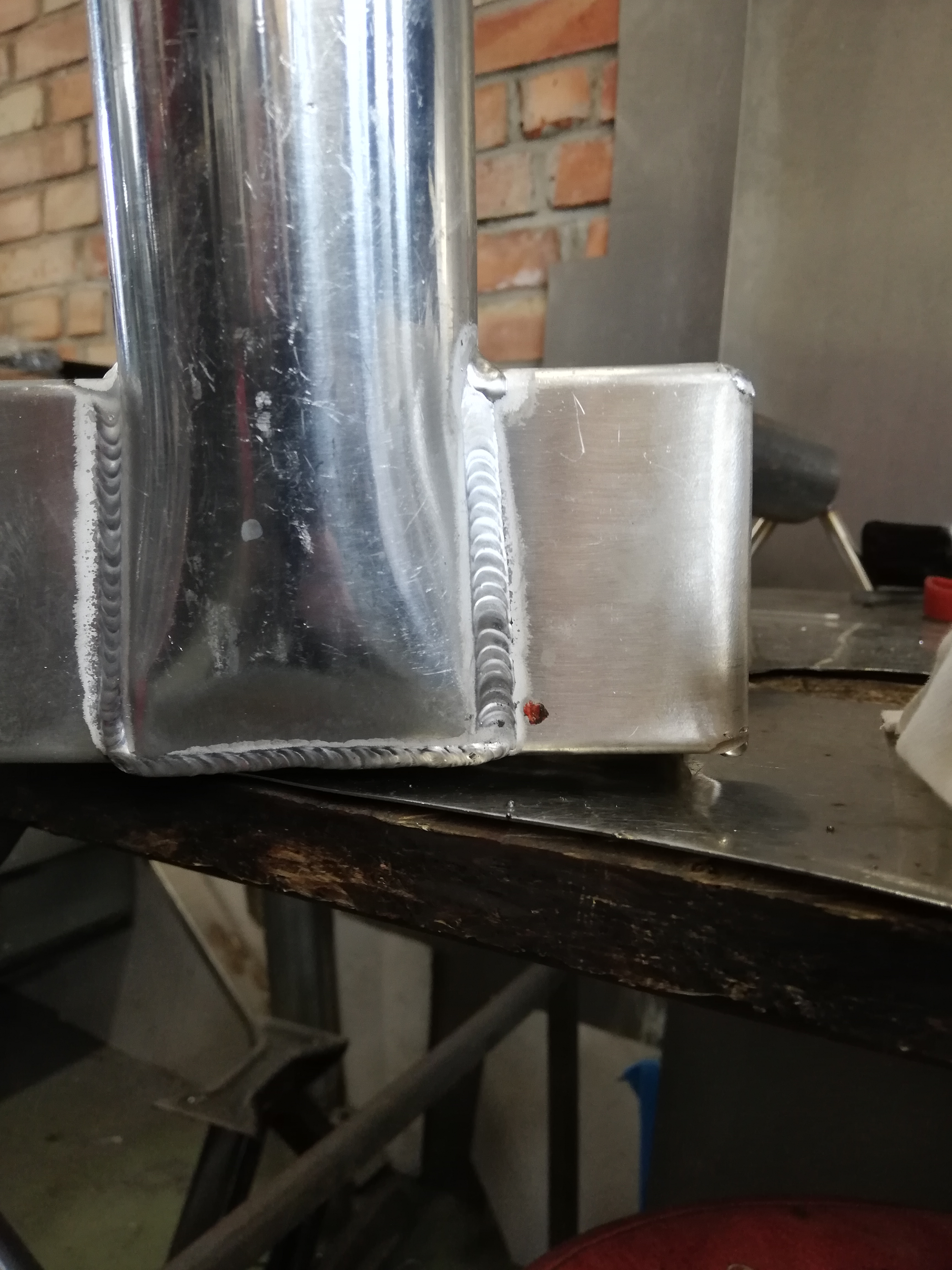 Szczegółowe zbliżenie spawu na aluminiowej konstrukcji wykonanej w Nasielsku, widoczne regularne ślady po spawaniu TIG.