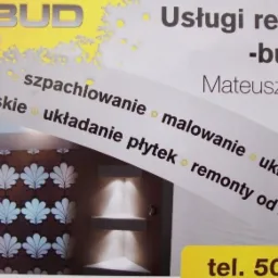 Wizytówka firmy MAT-BUD oferującej usługi remontowo-budowlane, z przykładem realizacji: brązowa ściana w liście, oświetlenie punktowe i półki narożne.