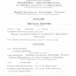 Skan dyplomu doktora nauk ekonomicznych Marzeny Tatarskiej, wydanego przez Akademię Ekonomiczną im. Oskara Langego we Wrocławiu w 2008 roku, z podpisami dziekana i rektora.