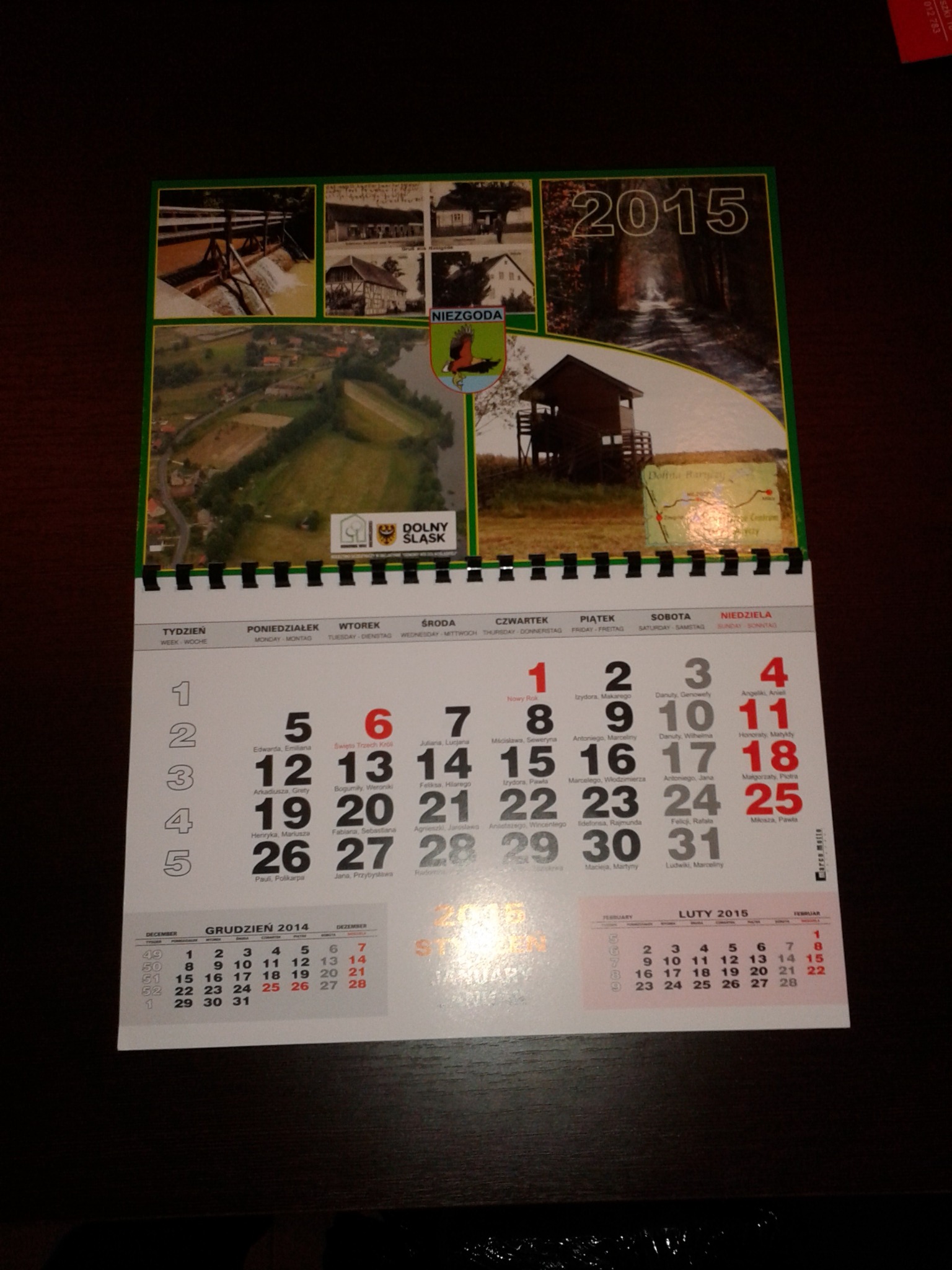 Kalendarz ścienny 2015 z fotografiami krajobrazów i zabytków Dolnego Śląska, w tym widok na wieżę widokową i panoramę wsi.