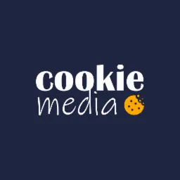 Logo firmy Cookie Media: biały napis 'cookie' nad napisem 'media', obok którego znajduje się grafika żółtego ciastka z czekoladowymi kroplami na granatowym tle.