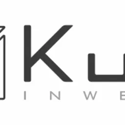 Logo firmy KUK Invest z geometrycznym symbolem po lewej stronie i napisem INWEST pod nazwą firmy