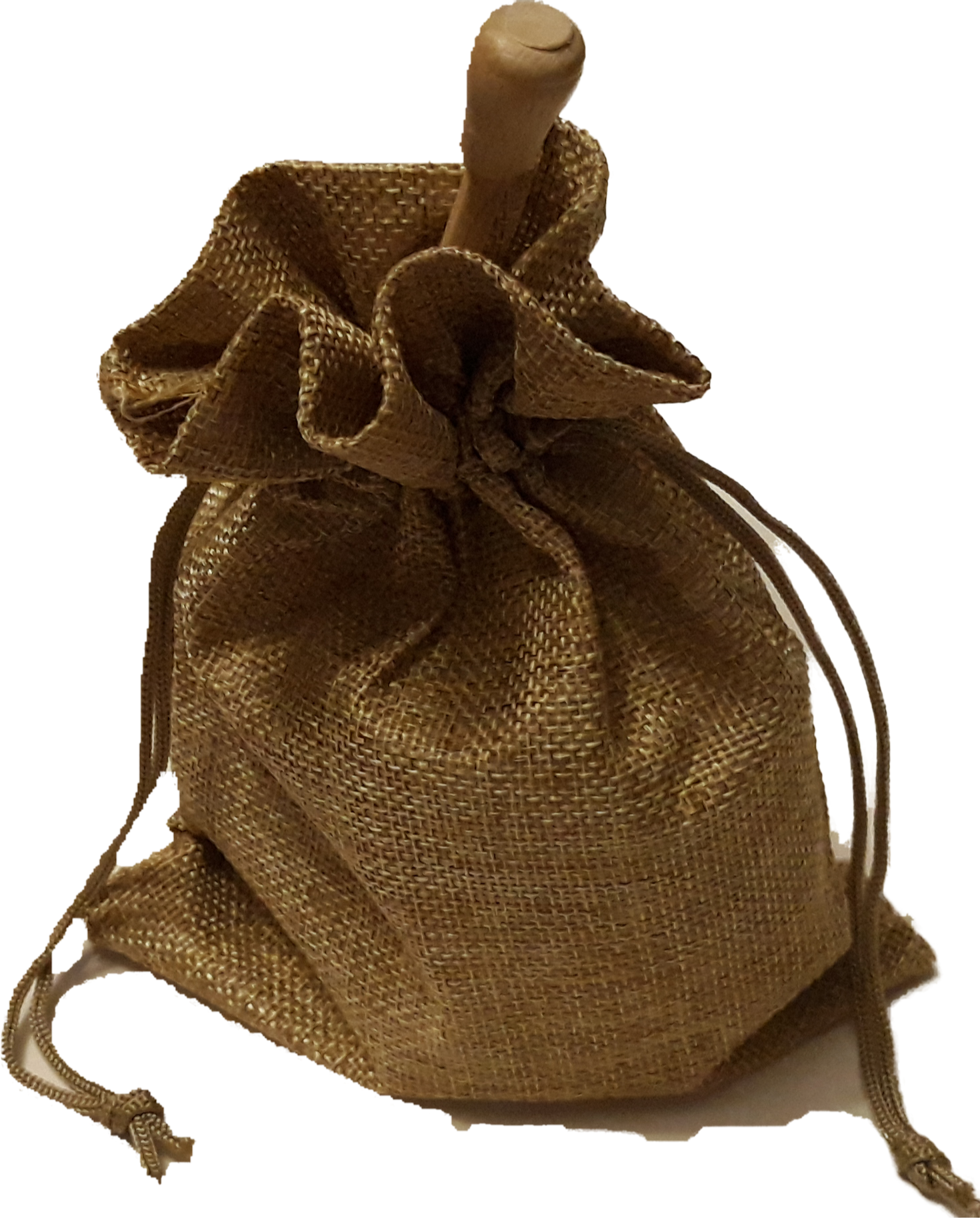 Brązowy, jutowy woreczek prezentowy, zawiązany sznurkiem, z wystającym drewnianym elementem, na czarnym tle.