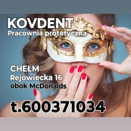 KOVDENT Pracownia protetyczna - Reklama pracowni z kobietą w ozdobnej masce, informacją o lokalizacji w Chełmie obok McDonalda i numerem telefonu.