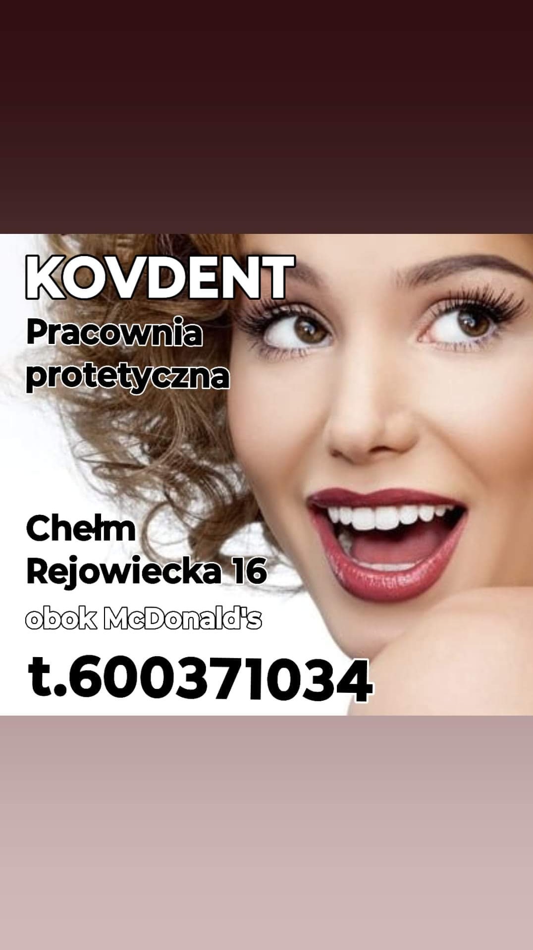 Reklama pracowni z Chełma z adresem obok McDonald's, prezentująca uśmiechniętą kobietę z idealnym uzębieniem.