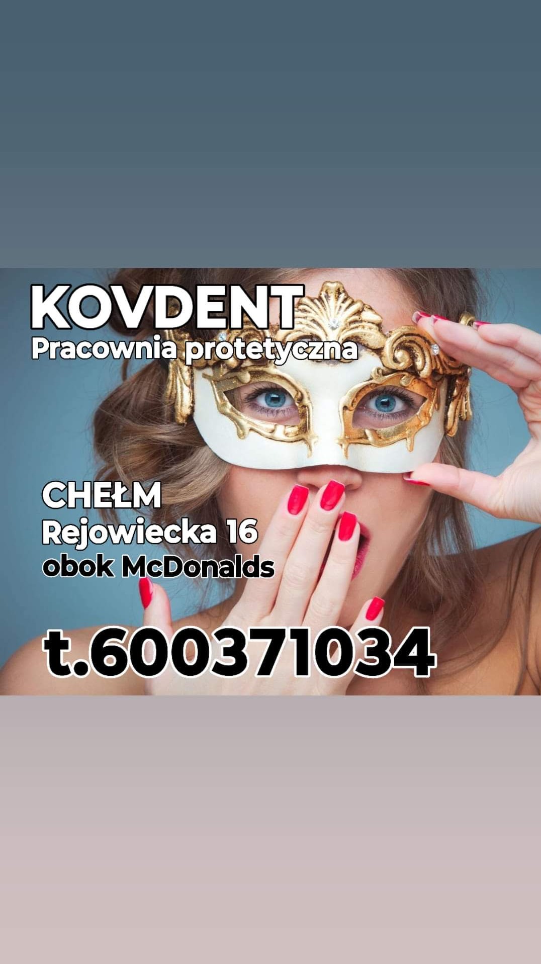 Reklama pracowni z kobietą w ozdobnej masce, informacją o lokalizacji w Chełmie obok McDonalda i numerem telefonu.