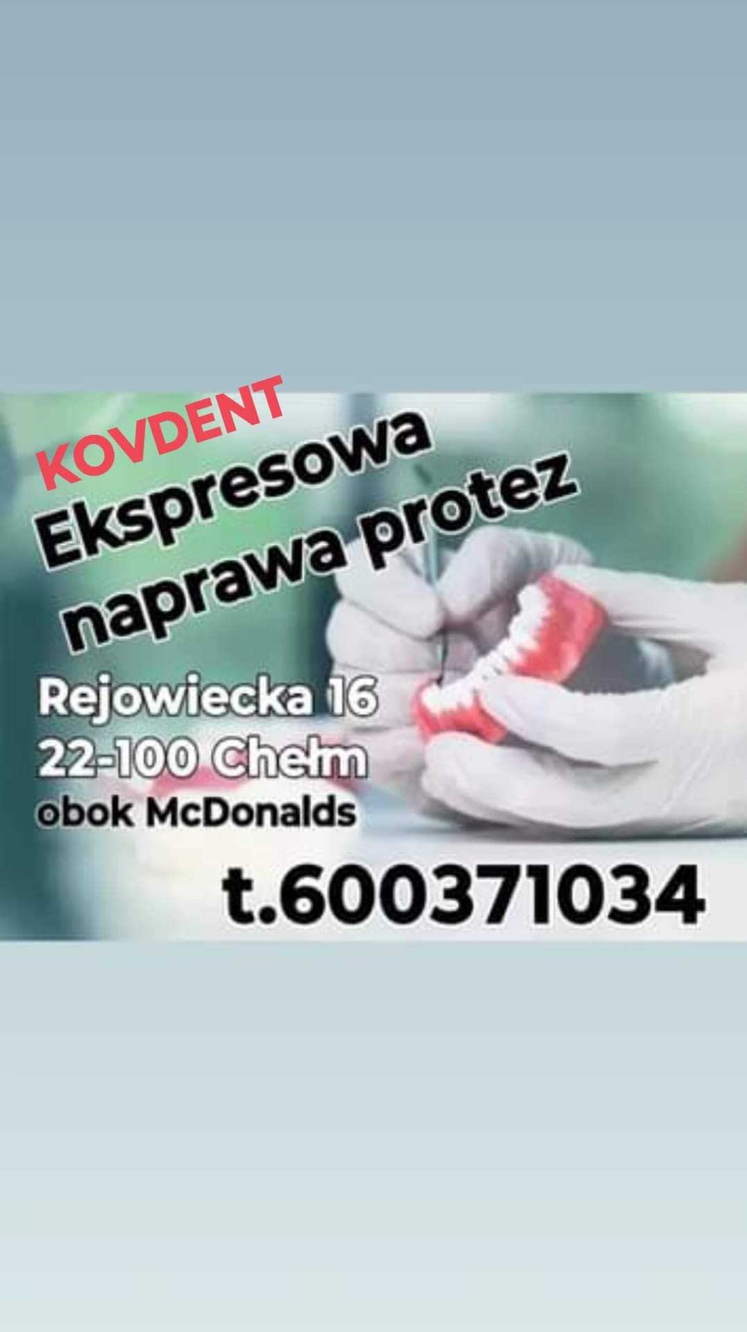 Grafika reklamowa: Ekspresowa naprawa protez, adres Rejowiecka 16 Chełm obok McDonalds, numer telefonu 600371034. W tle dłonie w lateksowych rękawiczkach trzymające protezę zębową.