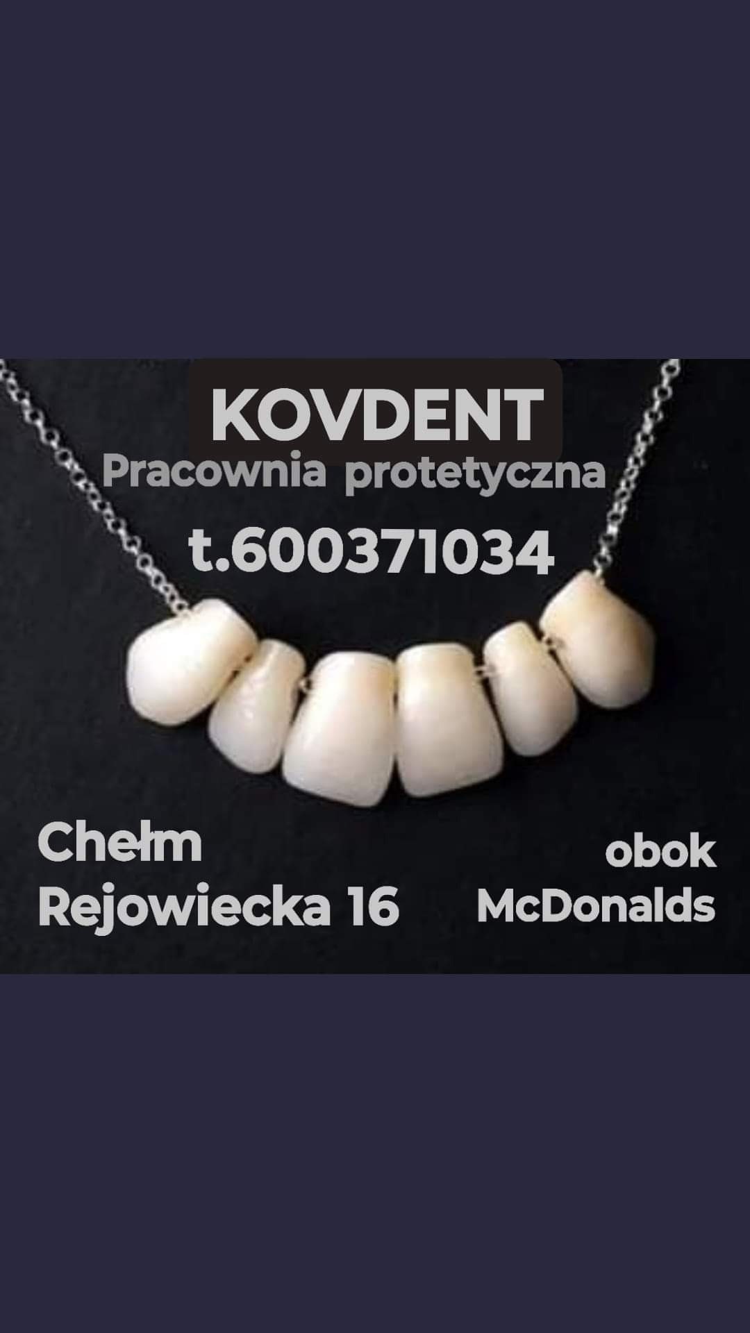 Ceramiczne korony zębów zawieszone na srebrnym łańcuszku, prezentowane jako naszyjnik, z danymi kontaktowymi pracowni w tle.