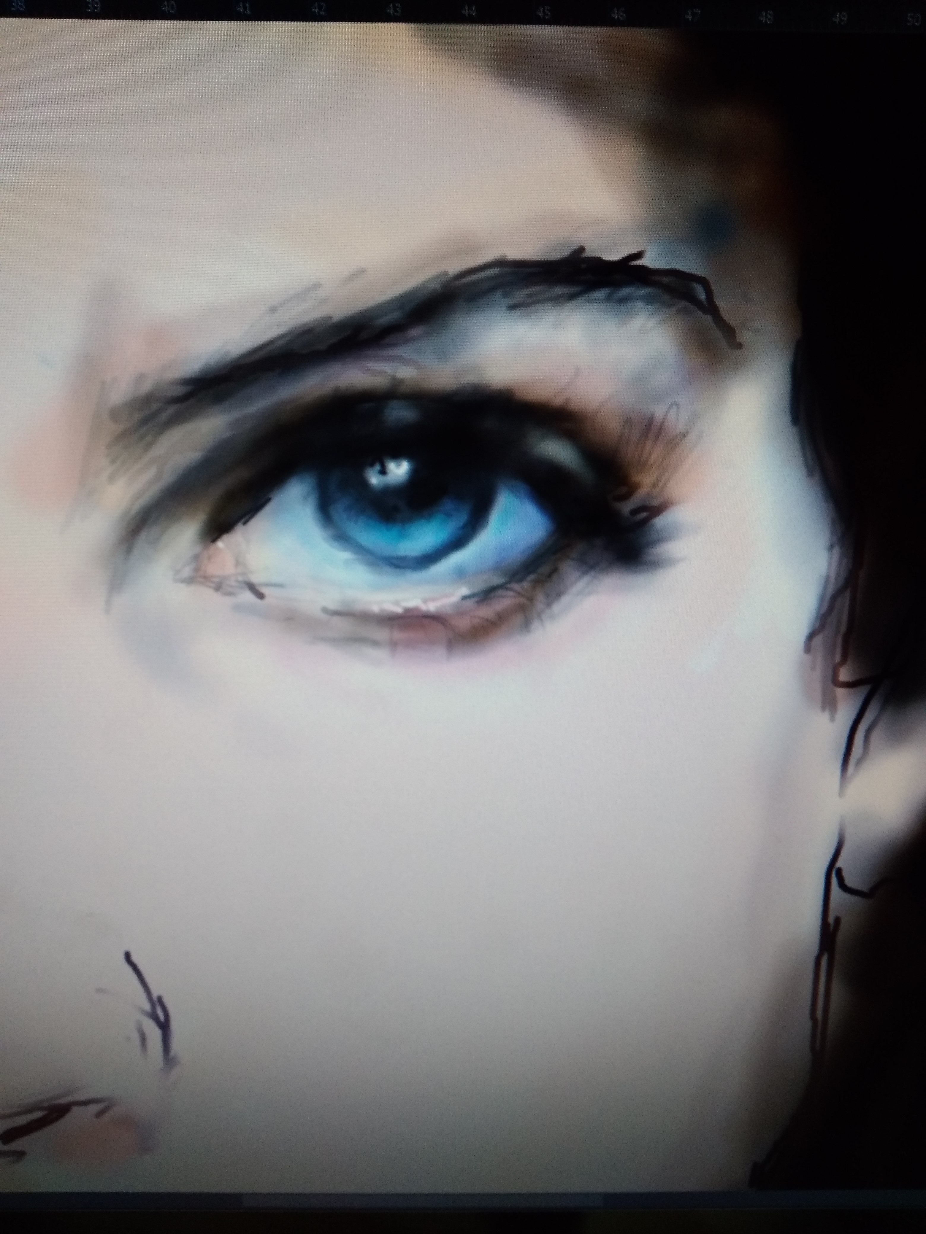 Cyfrowy szkic oka z intensywnie niebieską tęczówką i delikatnymi pociągnięciami pędzla, ukazujący proces tworzenia portretu.