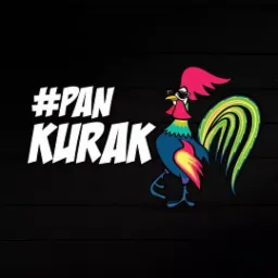 Grafika przedstawiająca kolorowego koguta w okularach przeciwsłonecznych z napisem '#PAN KURAK' na czarnym, drewnianym tle.