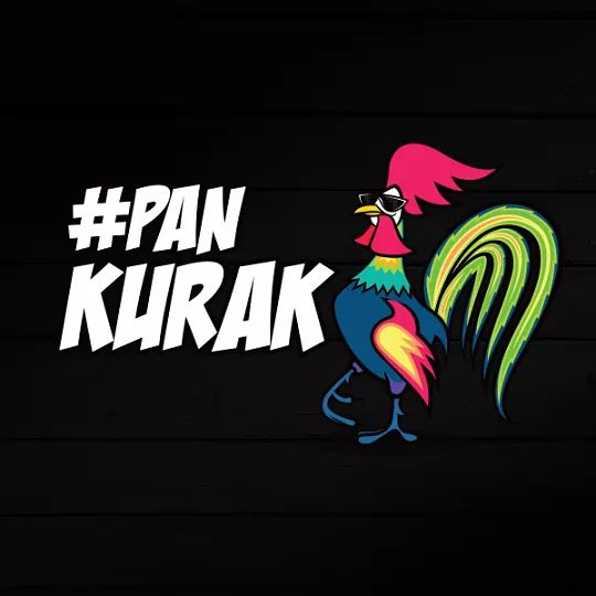 Grafika przedstawiająca kolorowego koguta w okularach przeciwsłonecznych z napisem '#PAN KURAK' na czarnym, drewnianym tle.