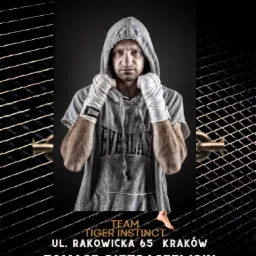 Plakat reklamowy siłowni z boksem i kickboxingiem, portret mężczyzny w kapturze i bandażach na dłoniach, nazwa siłowni, adres i osiągnięcia sportowe.