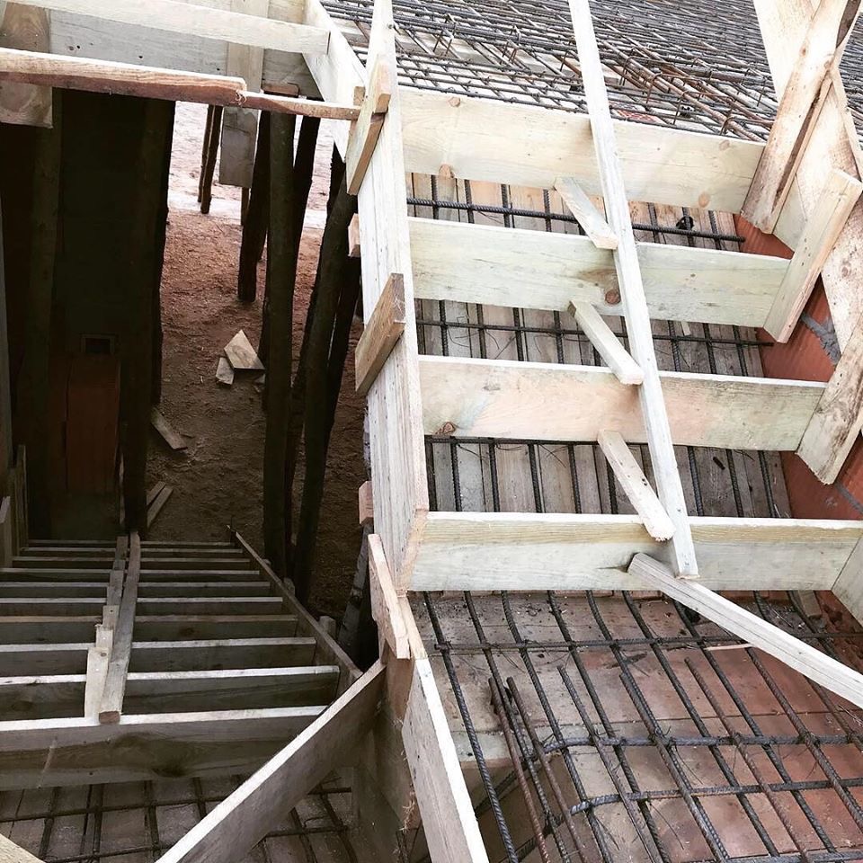 Szalunek drewniany pod wylewkę schodów z widocznym zbrojeniem, konstrukcja z desek na gruncie.