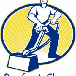 Stylizowana grafika przedstawiająca mężczyznę czyszczącego dywan za pomocą profesjonalnego urządzenia, umieszczona w owalnej ramie z promieniami słonecznymi, z napisem 'Perfect Clean' u dołu.