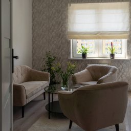 Między Myślami to miejsce pełne wsparcia i dyskrecji. Na “dzień dobry” dostaniesz u nas kawę, herbatę lub wodę. Możesz wygodnie usiąść w przytulnym wnętrzu i pozwolić swobodnie płynąć swoim myślom.