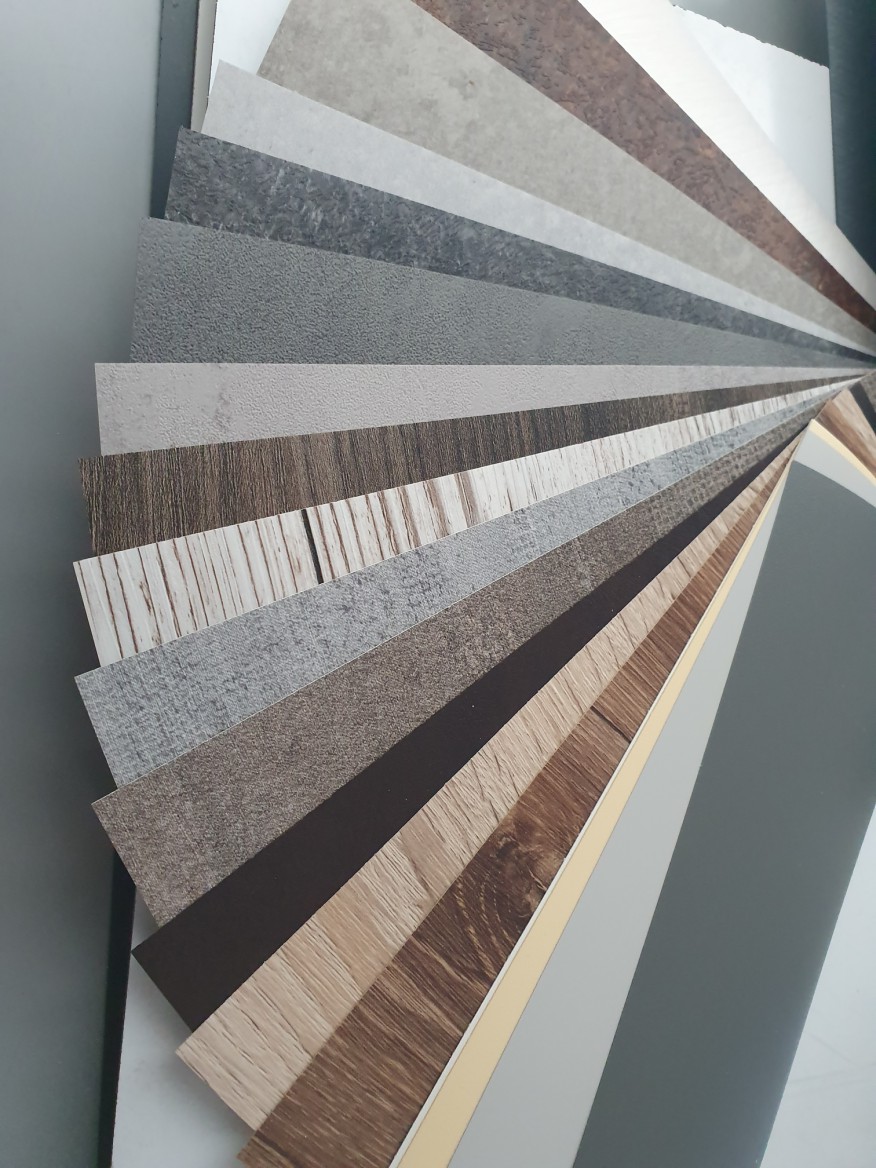 Folie do naklejenia na PVC o różnych grubościach (naklejamy)