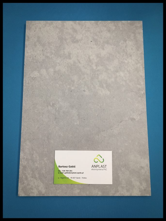 Płyta imitująca beton gotowa do naklejenia na ścianę