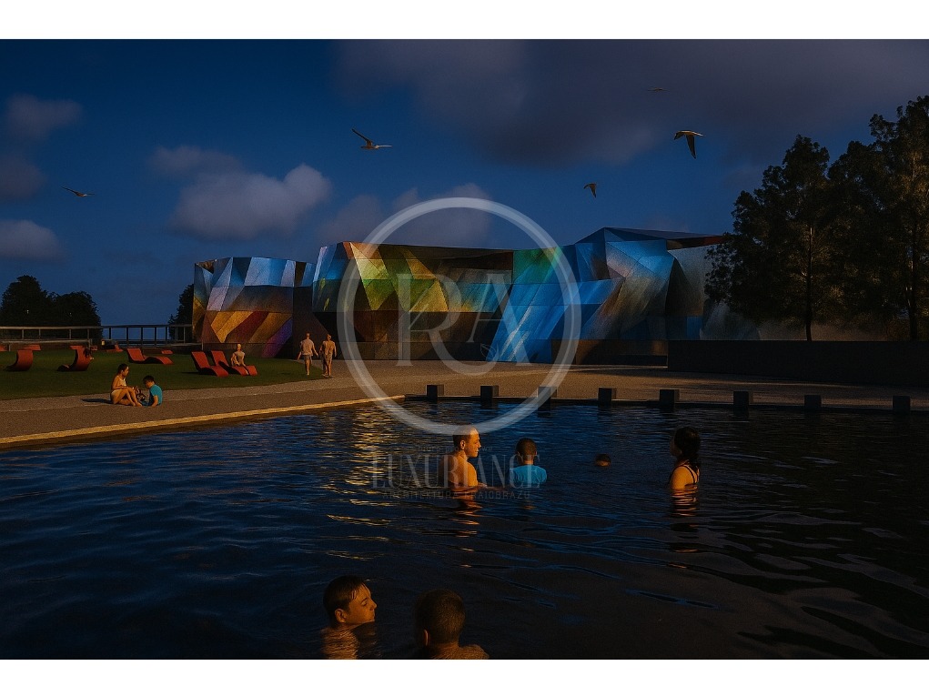 Nowoczesny budynek z geometryczną fasadą odbijający się w wodzie basenu, w którym pływają ludzie. W tle trawnik z leżakami i spacerujący ludzie, błękitne niebo z chmurami.