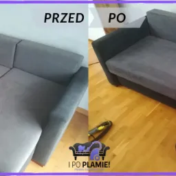 Szara narożna kanapa z widoczną różnicą w czystości tapicerki: lewa strona 'PRZED' z plamami, prawa strona 'PO' praniu, na parkiecie widoczne narzędzie do prania tapicerki oraz logo firmy.