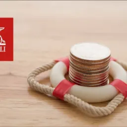 Stos monet na mini kole ratunkowym, logo Generali w lewym górnym rogu, na drewnianym tle.