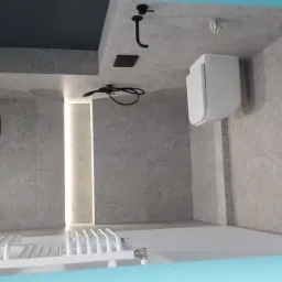 Minimalistyczna łazienka z szarymi płytkami imitującymi kamień, podwieszana toaleta, czarna armatura i grzejnik drabinkowy.