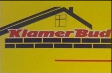 Żółte tło z logo firmy budowlanej KlamerBud, przedstawiające schematyczny dom z cegieł i napisem. Widoczny cień rzucany przez logo.