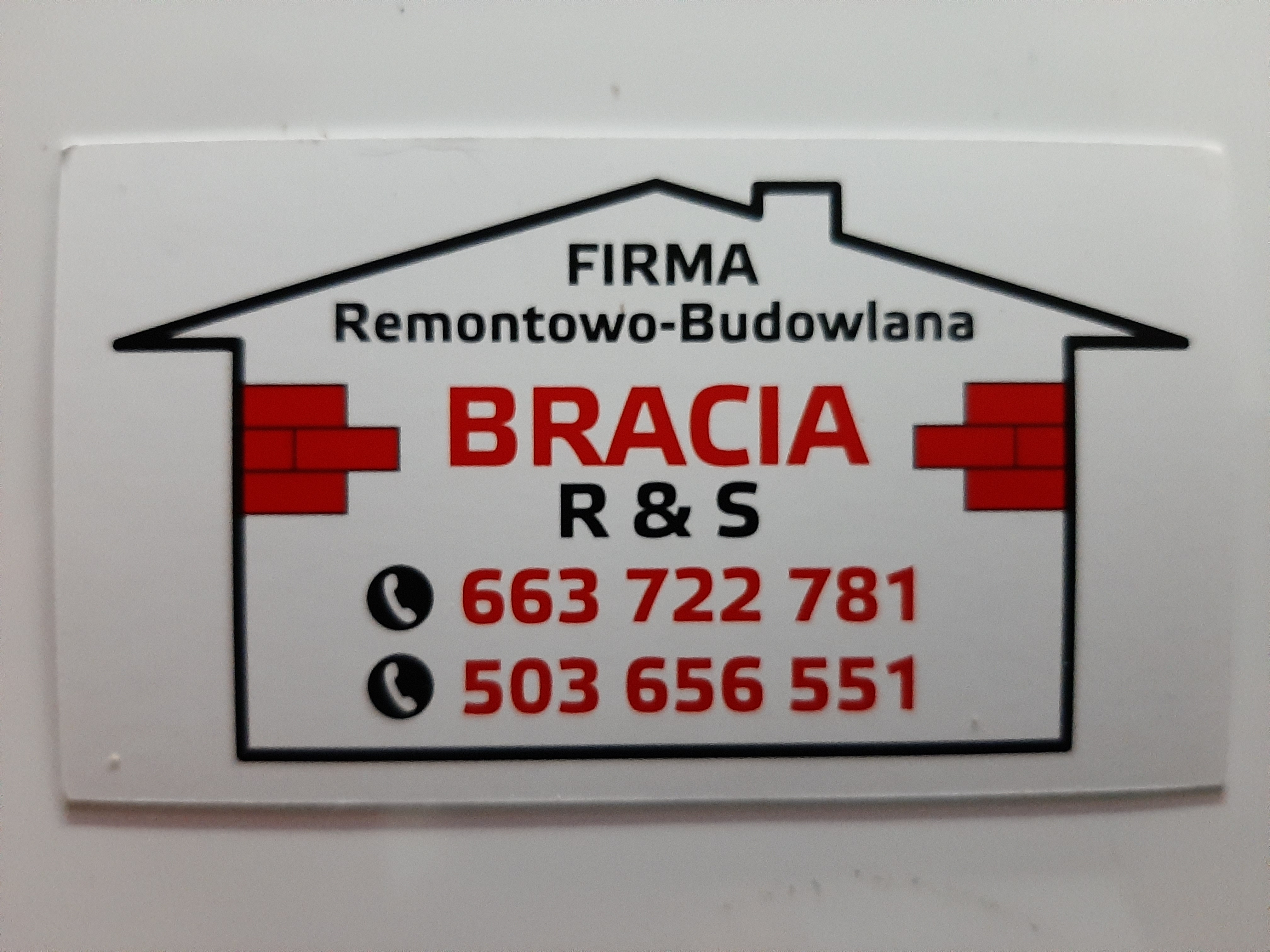 Logo firmy remontowo-budowlanej Bracia R&S z numerami telefonów wewnątrz obrysu domu z elementami cegieł.