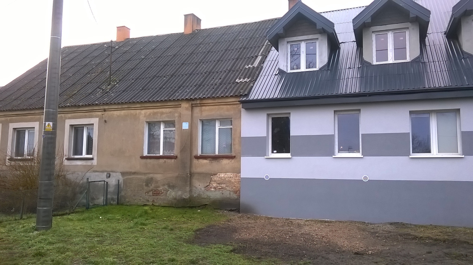 Porównanie stanu budynku przed i po renowacji: stara, zaniedbana elewacja z lewej strony i odnowiona, pomalowana na szaro z nowym dachem z prawej strony.