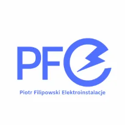 Niebieskie logo firmy Piotr Filipowski Elektroinstalacje z błyskawicą w okręgu.