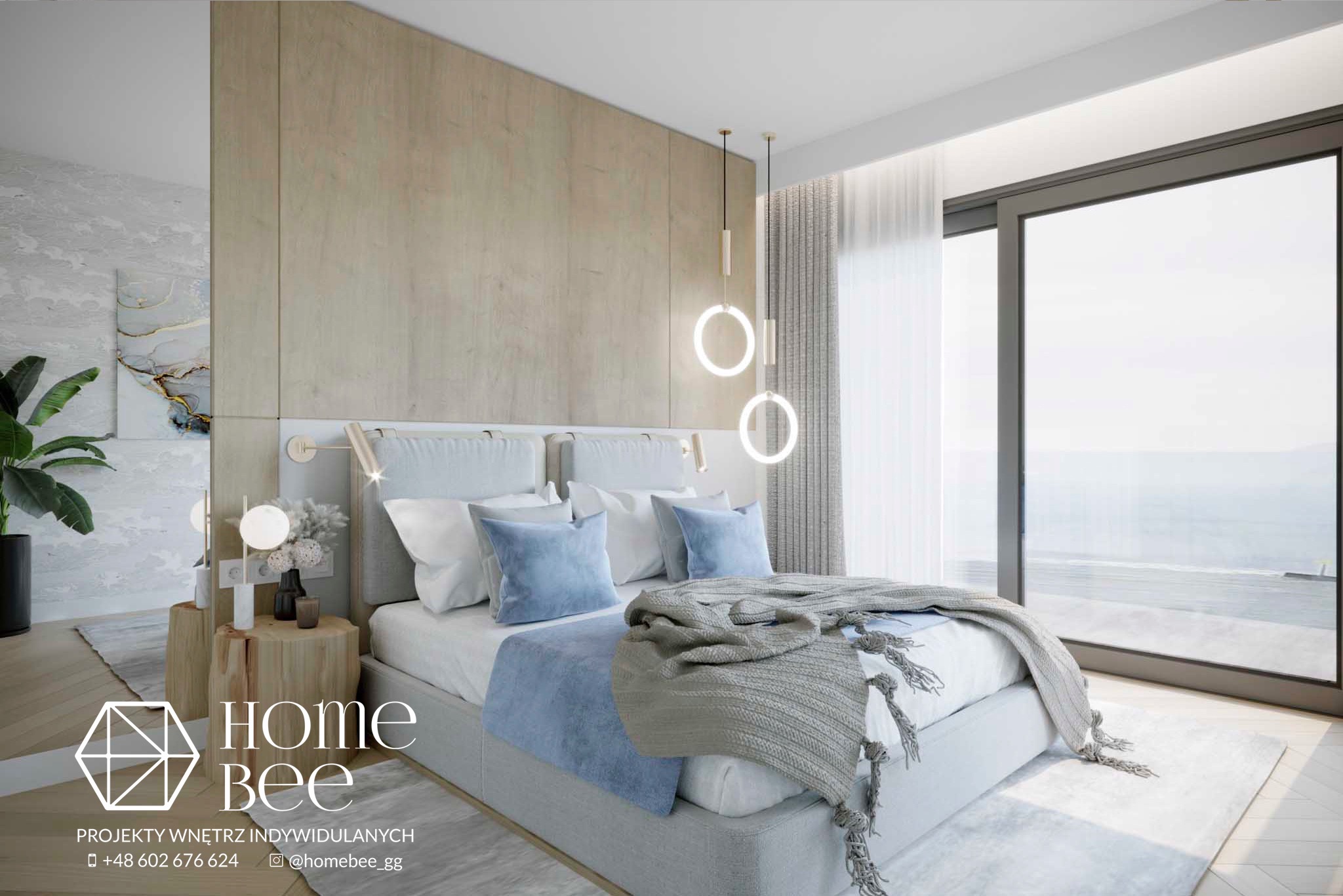 Jasna sypialnia z łóżkiem, drewnianą ścianą i okrągłymi lampami wiszącymi, widok na morze z dużego okna, stolik nocny z pnia drzewa, logo firmy w rogu.