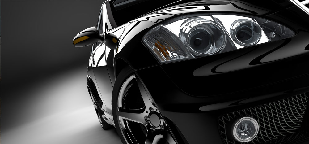 Błyszczący czarny samochód z chromowanymi felgami i reflektorami, ujęcie z niskiego kąta, podkreślające detale karoserii.