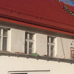 Dachówka karpiówka, na desce czołowej pas łupka sztucznego/ struktonitu.