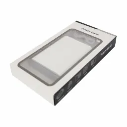 Biały power bank w pudełku z okienkiem, widoczne ikony zastosowań na boku opakowania.