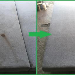 Pure&Sure - Porównanie stanu materaca przed i po czyszczeniu: widoczne plamy usunięte, jednolita szara powierzchnia, zielona strzałka wskazująca efekt, logo firmy w prawym górnym rogu.