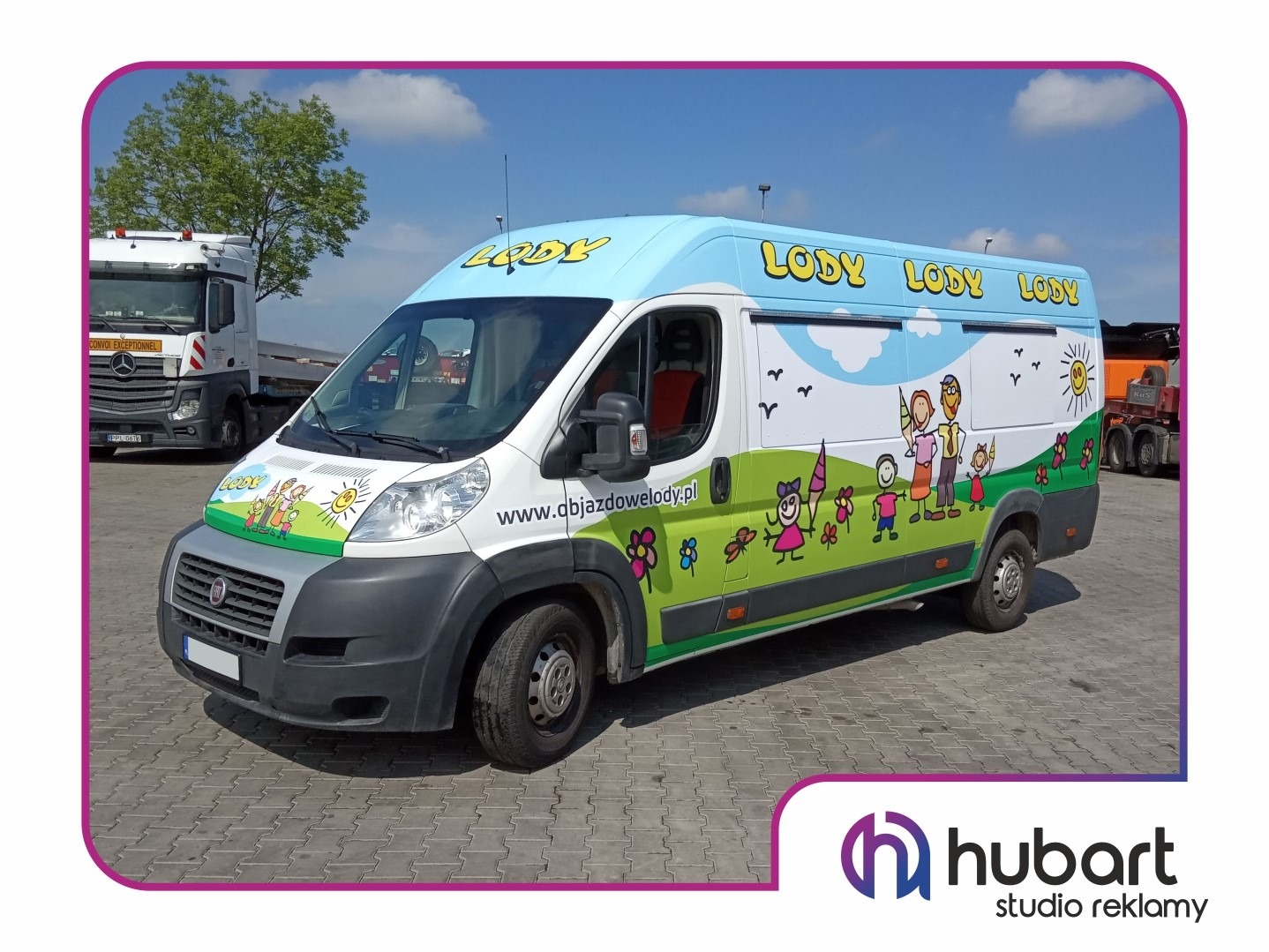 Okolicznościowy samochód dostawczy z reklamowym nadrukiem 'Lody' i rysunkami rodziny, zaparkowany w Żerkowie na tle innych pojazdów ciężarowych.
