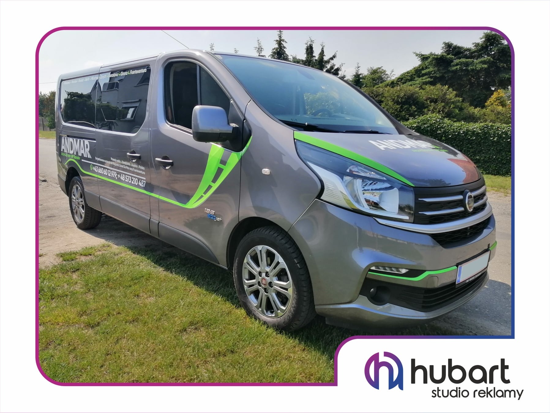 Szary van z zielonymi elementami graficznymi i nazwą firmy 'ANDMAR' na karoserii, zaparkowany na trawie.