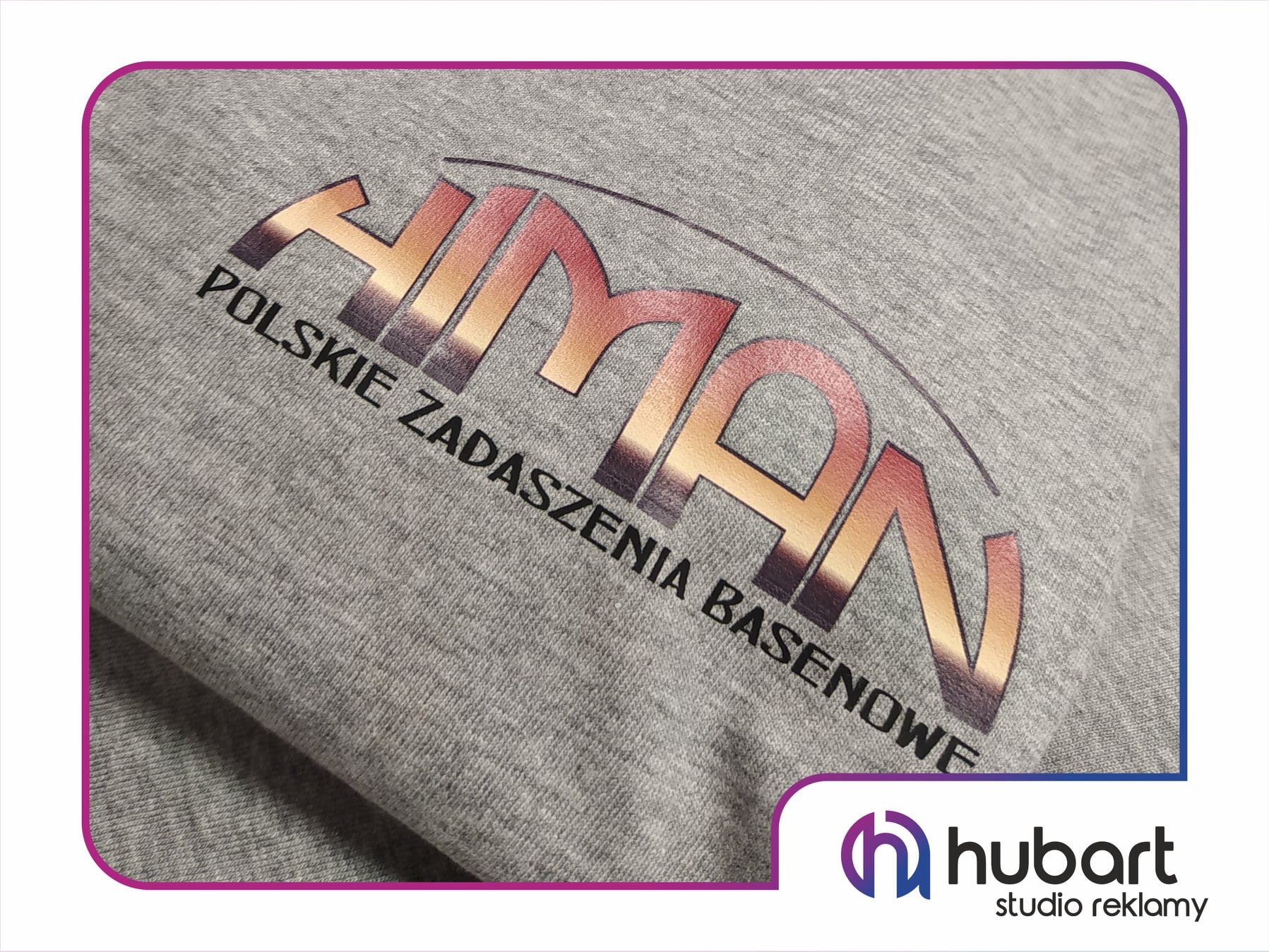 Szara bluza z nadrukiem gradientowym logo firmy 'Himan Polskie Zadaszenia Basenowe' w odcieniach różu i złota, wykonana w technice termotransferu.