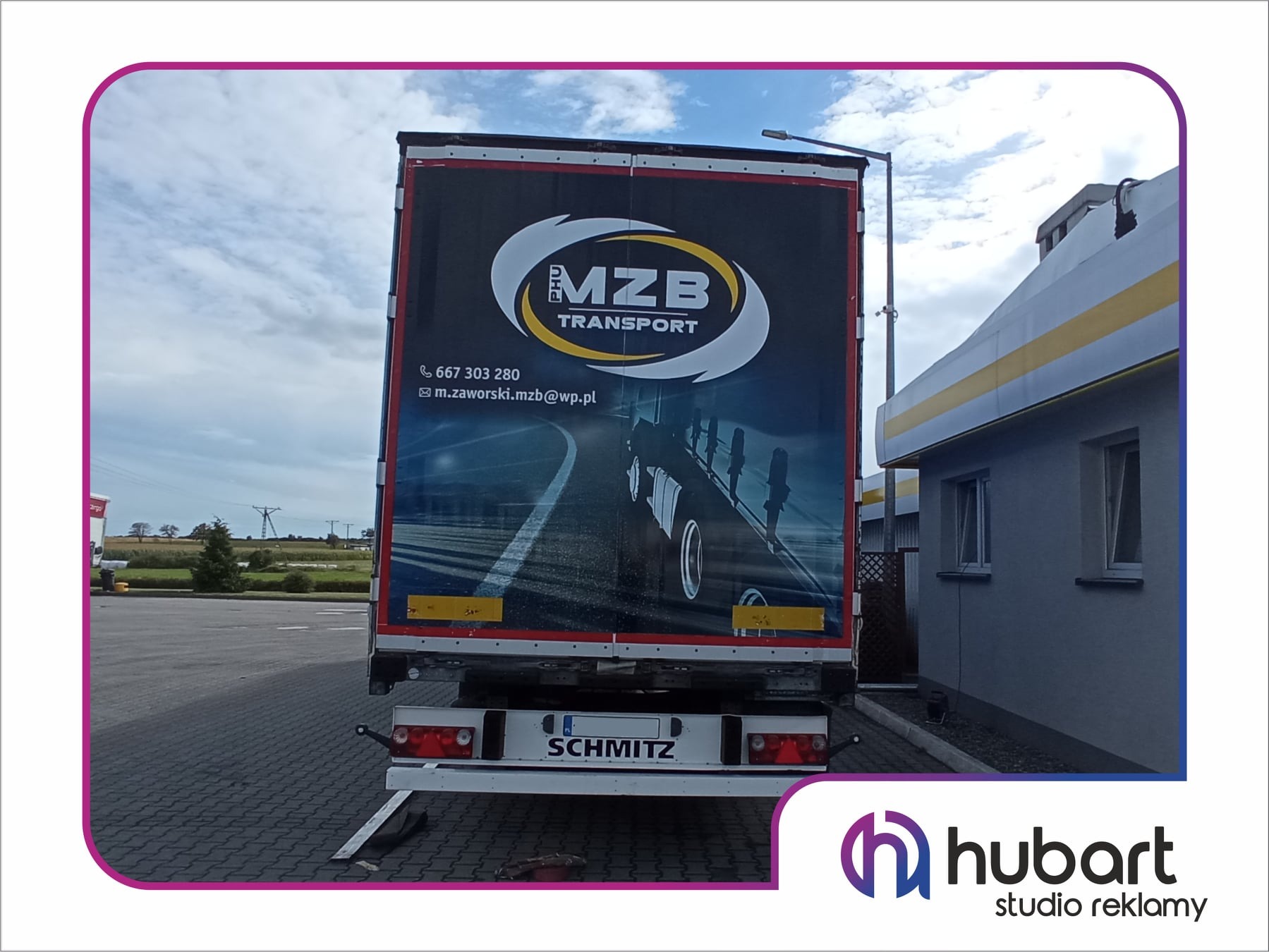 Tylna ściana naczepy ciężarówki z nadrukowanym logo firmy transportowej MZB, numerem telefonu i adresem e-mail, widoczna na parkingu w słoneczny dzień.