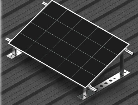 Czarny panel słoneczny zamontowany na metalowej konstrukcji wsporczej, widok z góry pod kątem, ciemne tło imitujące powierzchnię dachu.