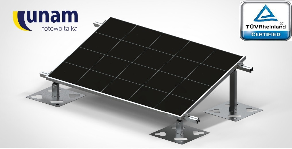 Panel słoneczny na metalowej konstrukcji montażowej z logo firmy Unam i certyfikatem TÜV Rheinland na białym tle.