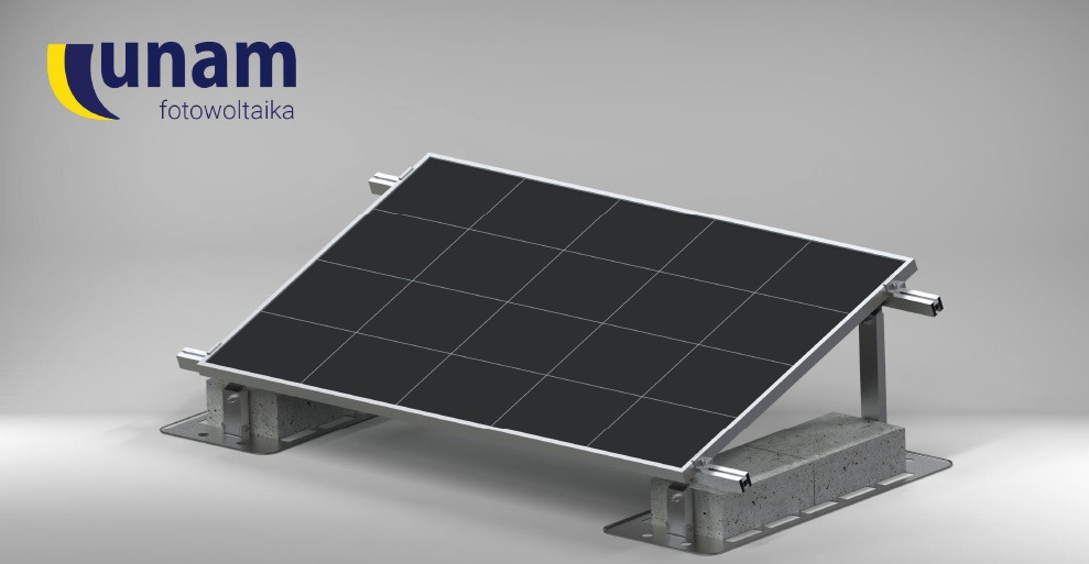 Pojedynczy panel słoneczny zamontowany na betonowych blokach z metalowymi wspornikami, widoczne logo firmy UNAM fotowoltaika w lewym górnym rogu, render 3D.