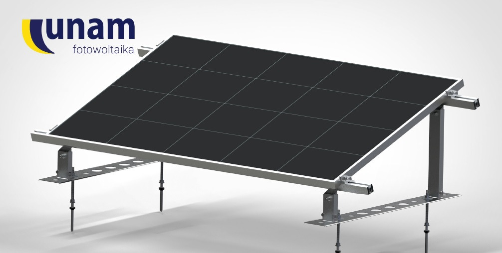 Czarny panel słoneczny ustawiony pod kątem na metalowej konstrukcji z logo firmy UNAM fotowoltaika w lewym górnym rogu.