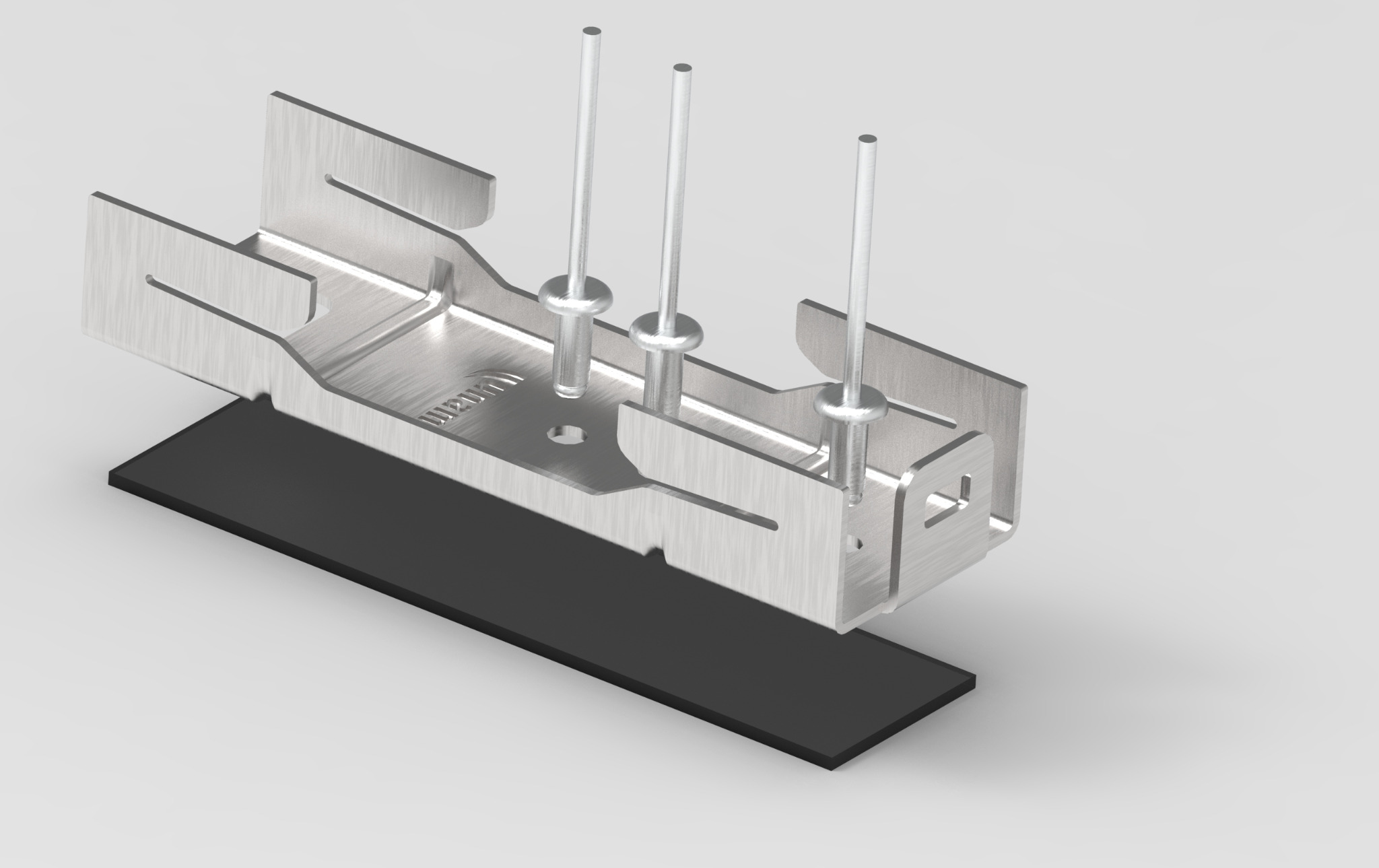 Szczegółowe ujęcie uchwytu montażowego z metalu, przymocowanego do czarnej, prostokątnej podstawy, z trzema nitami, prezentowane na jednolitym, jasnoszarym tle.