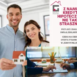 Uśmiechnięta para trzymająca model domu na tle reklamy oferty kredytów hipotecznych i osób podpisujących dokumenty.