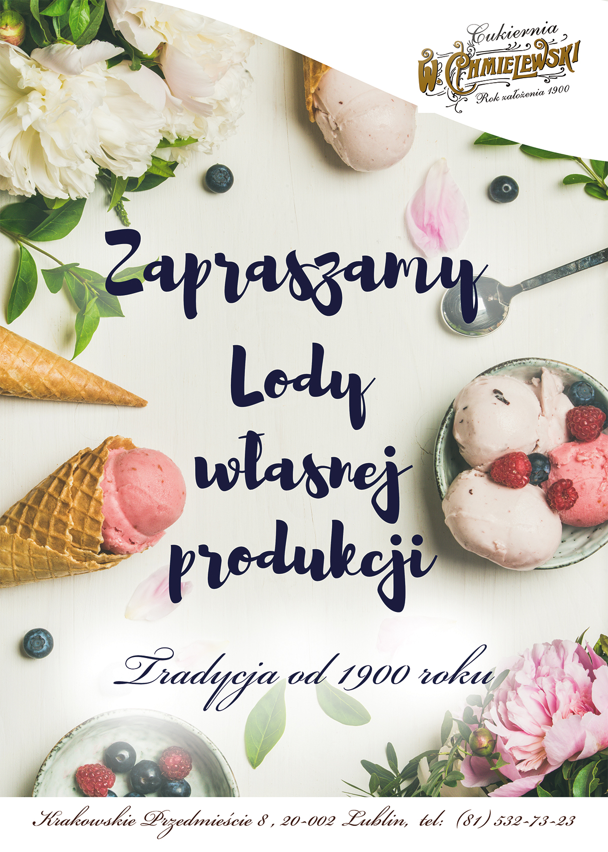 Kompozycja z lodami własnej produkcji: lody w wafelkach i miseczce, dekorowane owocami, otoczone kwiatami na białym tle, z napisem 'Zapraszamy Lody własnej produkcji. Tradycja od 1900 roku' i logo...