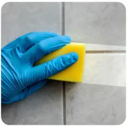 Mozaika trzech zdjęć: polerowanie podłogi maszyną, czyszczenie fugi gąbką w niebieskiej rękawicy, zespół w zielonych kombinezonach sprzątający pokój.