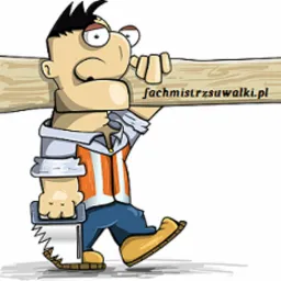 Karykaturalna postać fachowca z Suwałk trzymającego deskę na ramieniu z adresem strony internetowej, w dłoni piła ręczna, ubrany w kamizelkę roboczą.